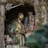 C�� poi un presepe realizzato con le sue mani...